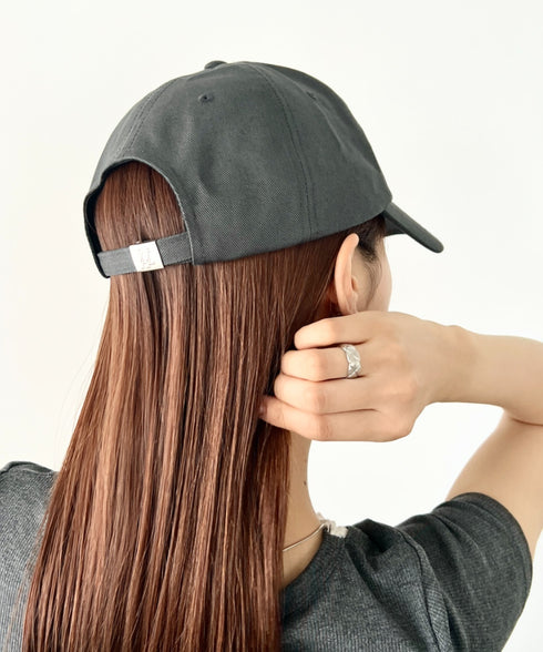 WOOALONG(ウアロン)/シグネチャー ロゴ ベースボール キャップ サイズ調整可能/Signature Logo ball cap | IL5231046 | チャコールグレー