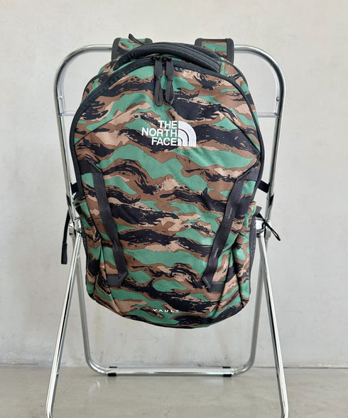 【USAモデル】THE NORTH FACE(ザ・ノースフェイス)/大容量 27L収納 A4・15インチ対応 リュック バックパック/Vault | IM1231057 | グリーン系カモフラージュ