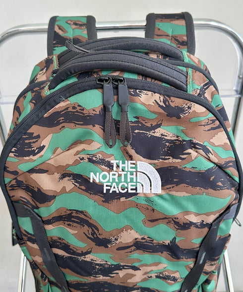 【USAモデル】THE NORTH FACE(ザ・ノースフェイス)/大容量 27L収納 A4・15インチ対応 リュック バックパック/Vault | IM1231057 | グリーン系カモフラージュ