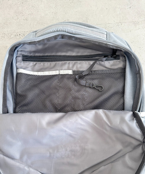 【USAモデル】THE NORTH FACE(ザ・ノースフェイス)/大容量 27L収納 A4・15インチ対応 リュック バックパック/Vault | IM1231057 | グレー