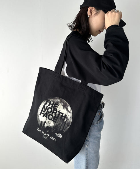 国内未発売 THE NORTH FACE(ザ・ノースフェイス)/A4対応 大容量 プリント コットン キャンバストートバッグ/TNF COTTON TOTE SEOUL | IM12410399 | ブラック