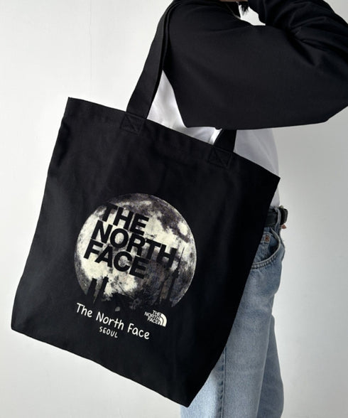 国内未発売 THE NORTH FACE(ザ・ノースフェイス)/A4対応 大容量 プリント コットン キャンバストートバッグ/TNF COTTON TOTE SEOUL | IM12410399 | ブラック