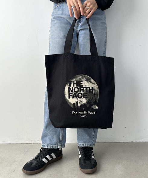 国内未発売 THE NORTH FACE(ザ・ノースフェイス)/A4対応 大容量 プリント コットン キャンバストートバッグ/TNF COTTON TOTE SEOUL | IM12410399 | ブラック