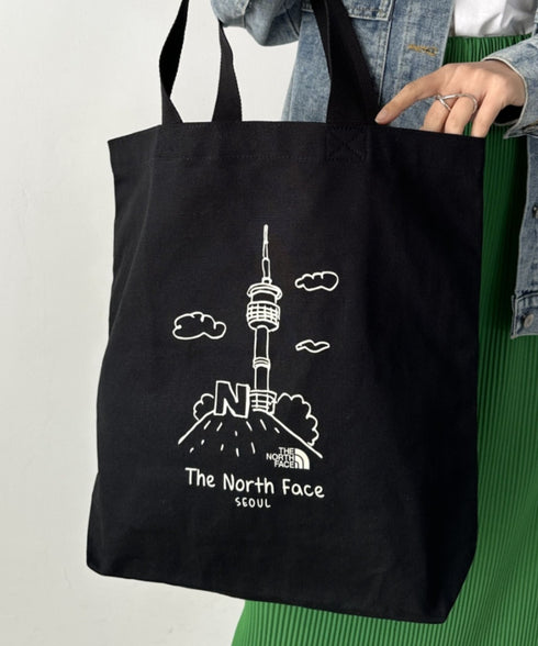 国内未発売 THE NORTH FACE(ザ・ノースフェイス)/A4対応 大容量 プリント コットン キャンバストートバッグ/TNF COTTON TOTE SEOUL | IM12410399 | ブラック系その他