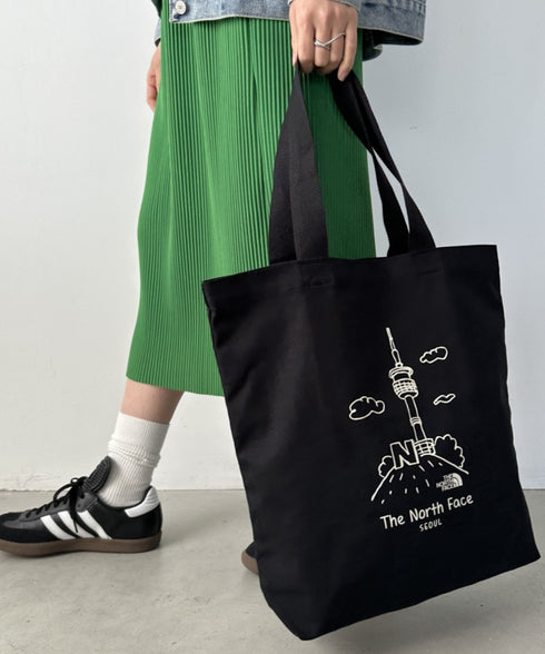 国内未発売 THE NORTH FACE(ザ・ノースフェイス)/A4対応 大容量 プリント コットン キャンバストートバッグ/TNF COTTON TOTE SEOUL | IM12410399 | ブラック系その他