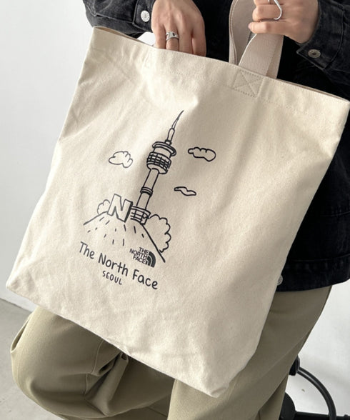 国内未発売 THE NORTH FACE(ザ・ノースフェイス)/A4対応 大容量 プリント コットン キャンバストートバッグ/TNF COTTON TOTE SEOUL | IM12410399 | クリーム