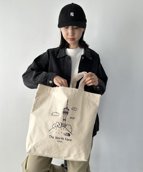国内未発売 THE NORTH FACE(ザ・ノースフェイス)/A4対応 大容量 プリント コットン キャンバストートバッグ/TNF COTTON TOTE SEOUL | IM12410399 | クリーム