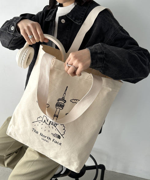 国内未発売 THE NORTH FACE(ザ・ノースフェイス)/A4対応 大容量 プリント コットン キャンバストートバッグ/TNF COTTON TOTE SEOUL | IM12410399 | クリーム