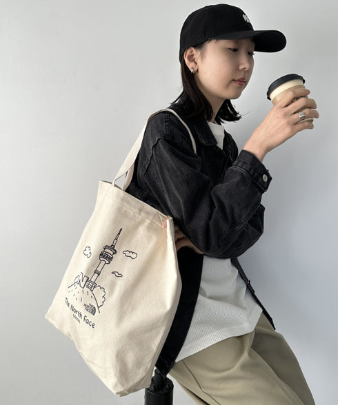 国内未発売 THE NORTH FACE(ザ・ノースフェイス)/A4対応 大容量 プリント コットン キャンバストートバッグ/TNF COTTON TOTE SEOUL | IM12410399 | クリーム