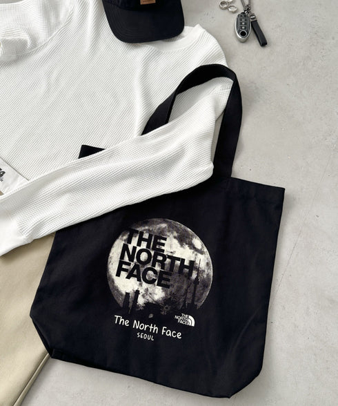 国内未発売 THE NORTH FACE(ザ・ノースフェイス)/A4対応 大容量 プリント コットン キャンバストートバッグ/TNF COTTON TOTE SEOUL | IM12410399 | ブラック