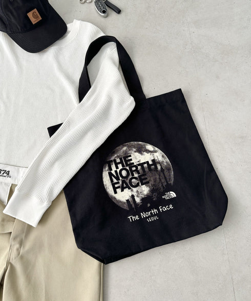 国内未発売 THE NORTH FACE(ザ・ノースフェイス)/A4対応 大容量 プリント コットン キャンバストートバッグ/TNF COTTON TOTE SEOUL | IM12410399 | ブラック