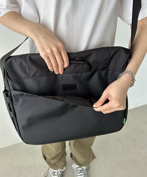 THE NORTH FACE(ザ・ノースフェイス)/カラビナミニポーチ付 A4 対応 収納ポケット多数 ショルダーバッグ/SUPER MESSENGER BAG L | IM12410428 | ブラック