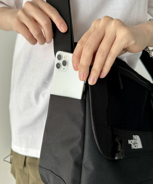 THE NORTH FACE(ザ・ノースフェイス)/カラビナミニポーチ付 A4 対応 収納ポケット多数 ショルダーバッグ/SUPER MESSENGER BAG L | IM12410428 | ブラック