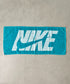 Nike(ナイキ)/ロゴ 文字入り ジャガードタオル ミディアム スポーツタオル | IM6241444 | ブルー