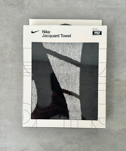 Nike(ナイキ)/ロゴ 文字入り ジャガードタオル ミディアム スポーツタオル | IM6241444 | ブラック