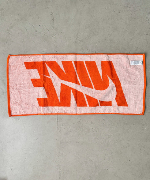 Nike(ナイキ)/ロゴ 文字入り ジャガードタオル ミディアム スポーツタオル | IM6241444 | オレンジ