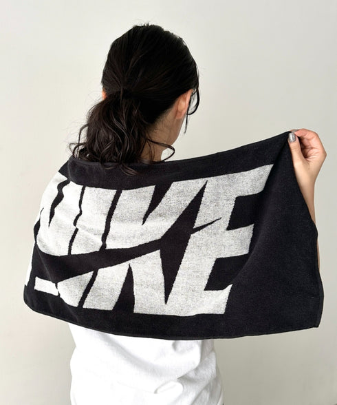 Nike(ナイキ)/ロゴ 文字入り ジャガードタオル ミディアム スポーツタオル | IM6241444 | ブラック