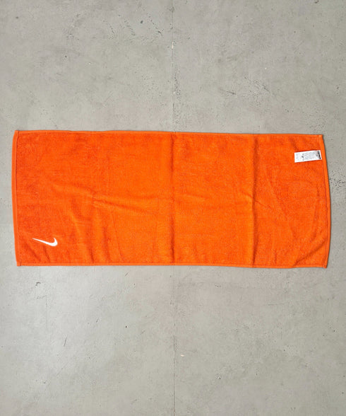 Nike(ナイキ)/ロゴ刺繍 文字入り ソリッドコアタオル ミディアム スポーツタオル | IM6241445 | オレンジ