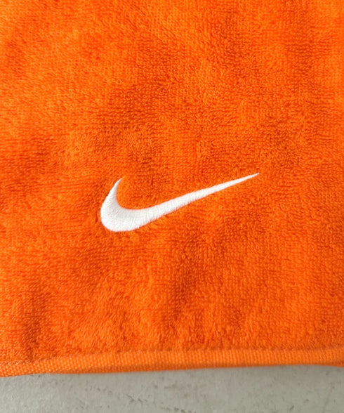 Nike(ナイキ)/ロゴ刺繍 文字入り ソリッドコアタオル ミディアム スポーツタオル | IM6241445 | オレンジ
