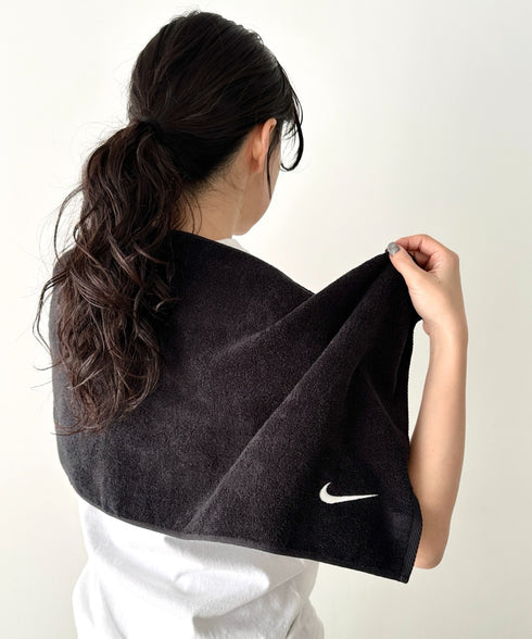 Nike(ナイキ)/ロゴ刺繍 文字入り ソリッドコアタオル ミディアム スポーツタオル | IM6241445 | ブラック