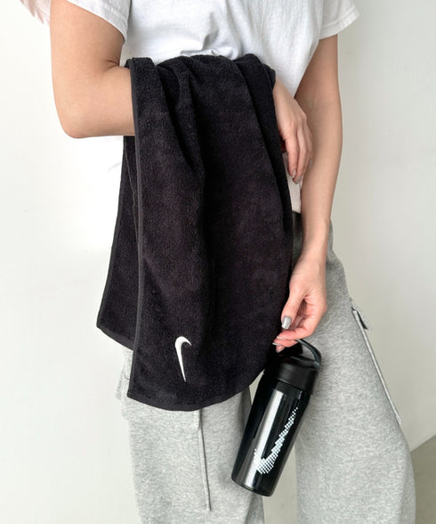 Nike(ナイキ)/ロゴ刺繍 文字入り ソリッドコアタオル ミディアム スポーツタオル | IM6241445 | ブラック