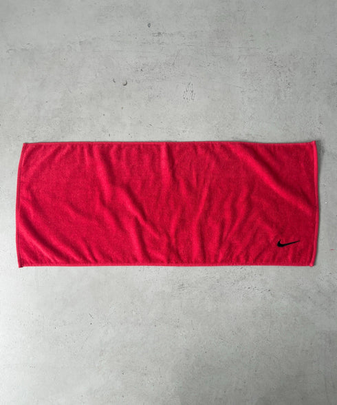 Nike(ナイキ)/ロゴ刺繍 文字入り ソリッドコアタオル ミディアム スポーツタオル | IM6241445 | レッド
