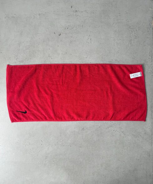 Nike(ナイキ)/ロゴ刺繍 文字入り ソリッドコアタオル ミディアム スポーツタオル | IM6241445 | レッド