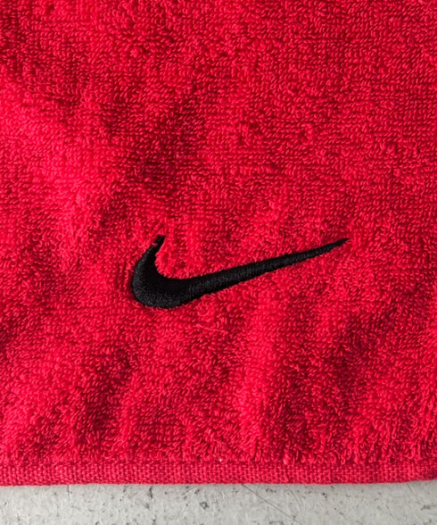 Nike(ナイキ)/ロゴ刺繍 文字入り ソリッドコアタオル ミディアム スポーツタオル | IM6241445 | レッド