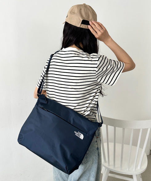 THE NORTH FACE(ザ・ノースフェイス)/軽量 A4サイズ収納可能 ロゴプリント ショルダー クロスバッグ/SP CROSS BAG L | IM1251052 | ネイビー