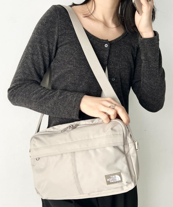 THE NORTH FACE(ザ・ノースフェイス)/軽量 ワンポイントロゴ ショルダー クロスバッグ/TRAVEL CROSS BAG M | IM1251053 | グレイッシュベージュ