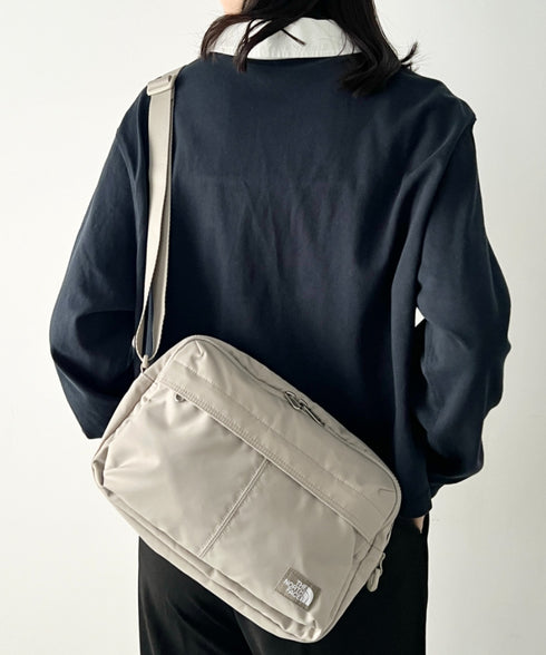 THE NORTH FACE(ザ・ノースフェイス)/軽量 ワンポイントロゴ ショルダー クロスバッグ/TRAVEL CROSS BAG M | IM1251053 | グレイッシュベージュ