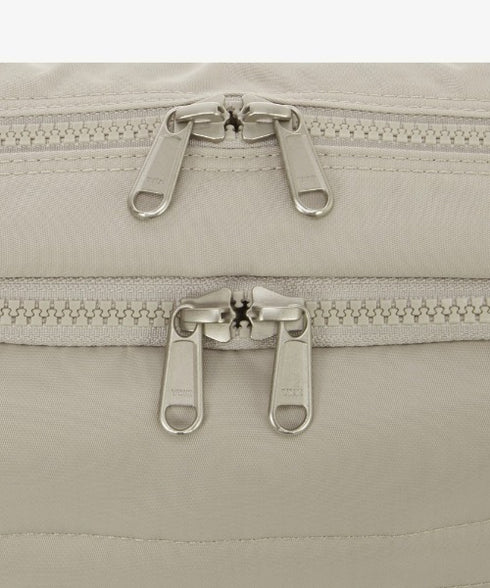 THE NORTH FACE(ザ・ノースフェイス)/軽量 ワンポイントロゴ ショルダー クロスバッグ/TRAVEL CROSS BAG M | IM1251053 | グレイッシュベージュ
