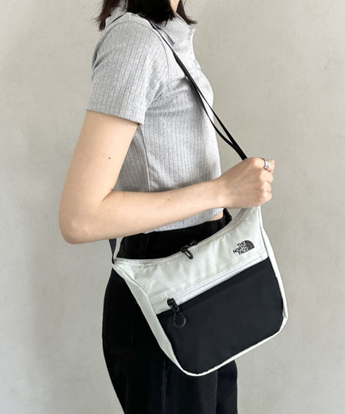 THE NORTH FACE(ザ・ノースフェイス)/軽量 ロゴプリント ミニ ショルダー クロスバッグ/MT LITE CROSS BAG | IM1251064 | ライトグレー