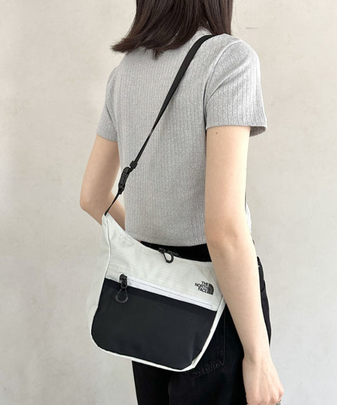 THE NORTH FACE(ザ・ノースフェイス)/軽量 ロゴプリント ミニ ショルダー クロスバッグ/MT LITE CROSS BAG | IM1251064 | ライトグレー