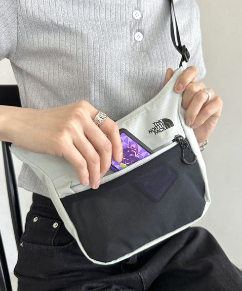 THE NORTH FACE(ザ・ノースフェイス)/軽量 ロゴプリント ミニ ショルダー クロスバッグ/MT LITE CROSS BAG | IM1251064 | ライトグレー