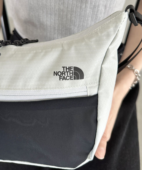THE NORTH FACE(ザ・ノースフェイス)/軽量 ロゴプリント ミニ ショルダー クロスバッグ/MT LITE CROSS BAG | IM1251064 | ライトグレー