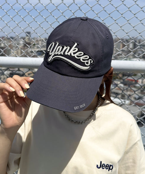 MLB KOREA(エムエルビーコリア)/ヴィンテージ ダメージ ロゴ刺繍 ベースボール キャップ 帽子/varsity vintage unstructured ball-cap | AT5252017 | ダークグレー