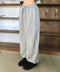 MUCENT(ムセント)/ユニセックス ワイド ルーズ ロゴ ジョガー スウェットパンツ/LASH METAL LOGO JOGGER SWEAT WIDE PANTS UNISEX | AT2252030 | グレー
