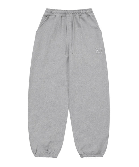 MUCENT(ムセント)/ユニセックス ワイド ルーズ ロゴ ジョガー スウェットパンツ/LASH METAL LOGO JOGGER SWEAT WIDE PANTS UNISEX | AT2252030 | グレー