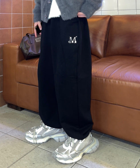 MUCENT(ムセント)/ユニセックス ワイド ルーズ ロゴ ジョガー スウェットパンツ/LASH METAL LOGO JOGGER SWEAT WIDE PANTS UNISEX | AT2252030 | ブラック