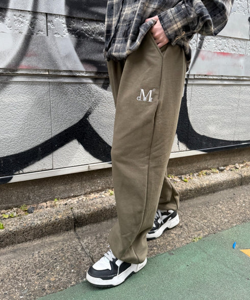 MUCENT(ムセント)/ユニセックス ワイド ルーズ ロゴ ジョガー スウェットパンツ/LASH METAL LOGO JOGGER SWEAT WIDE PANTS UNISEX | AT2252030 | カーキ