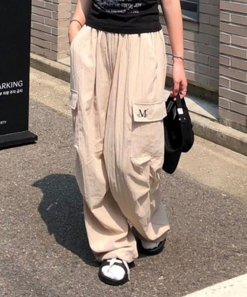 MUCENT(ムセント)/ワイド ルーズ イージー カーゴパンツ/GROSS NYLON PARACHUTE CARGO PANTS | AT2252031 | ベージュ
