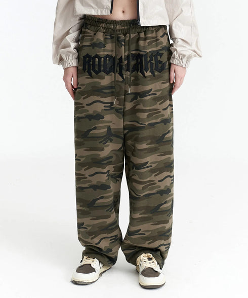 ROCKCAKE(ロックケーキ)/ワイド ルーズ カモフラ グラフィック ジョガー スウェットパンツ/Camo Metal Graphics Pants | AT2252054 | カーキ