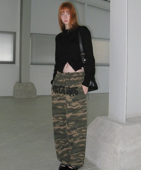 ROCKCAKE(ロックケーキ)/ワイド ルーズ カモフラ グラフィック ジョガー スウェットパンツ/Camo Metal Graphics Pants | AT2252054 | カーキ