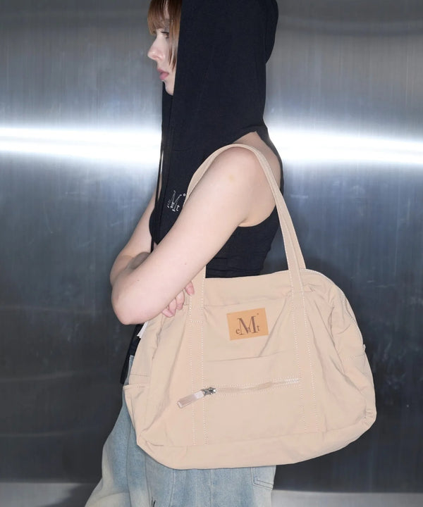 MUCENT(ムセント)/軽量 大容量 ユニセックス ワンポイントロゴ ショルダーバッグ/Amanda Front Pocket Shoulder Bag Unisex | AT1252075 | ベージュ