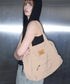 MUCENT(ムセント)/軽量 大容量 ユニセックス ワンポイントロゴ ショルダーバッグ/Amanda Front Pocket Shoulder Bag Unisex | AT1252075 | ベージュ