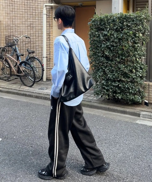 MUCENT(ムセント)/A4サイズ対応 軽量 ポーチ付き ショルダーバッグ/Cats Double Line Eyelet Leather Shoulder Bag UNISEX | AT1252078 | ブラック