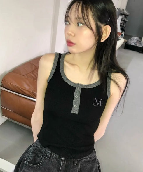 MUCENT(ムセント)/配色 ボタン リブ タンクトップ/COLOR-POP BUTTON CROP SLEEVELESS | AT2252082 | ブラック