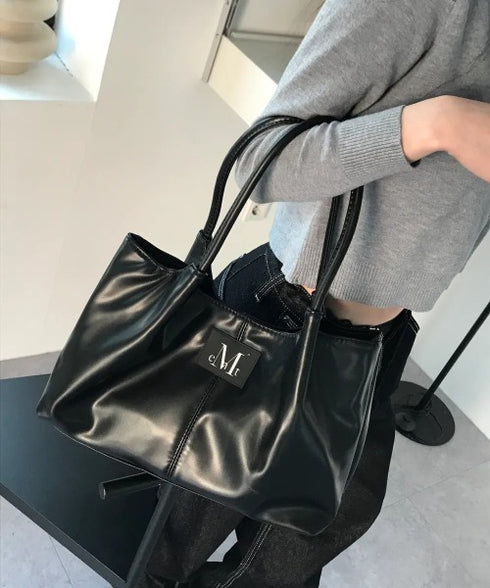 MUCENT(ムセント)/ロゴパッチ ショルダー トートバッグ/PEE MIDDLE STITCH LEATHER TOTE BAG | AT1253048 | ブラック