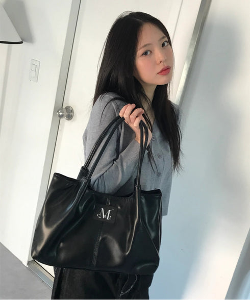 MUCENT(ムセント)/ロゴパッチ ショルダー トートバッグ/PEE MIDDLE STITCH LEATHER TOTE BAG | AT1253048 | ブラック